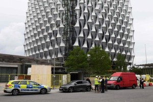 警方在新美國大使館外調查兩架無人看管的汽車（中及右）。（資料圖：Getty Images）