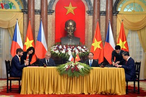 國家主席陳大光與捷克共和國總統米洛什‧澤曼（左三）舉行會談並接受媒體採訪。