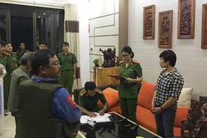 警察在向嫌犯裴氏秋姮宣讀拘留令。（圖源：法律報網）