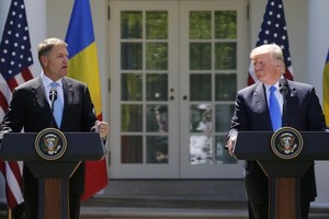 美國總統特朗普在白宮玫瑰園與來訪的羅馬尼亞總統Klaus Iohannis (左)舉行聯合新聞發佈會。(圖源：路透社)