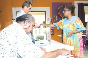 法國選民在投票站投票。（圖源：互聯網）