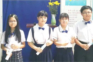 禮文華文中心校長 許少蘭向優秀生頒獎。