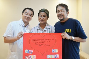 米拉與醫護人員合影。(圖源：聖丹福廣州現代腫瘤醫院)