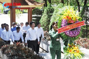 中央宣教部長武文賞與工作團在紀念區上香 緬懷胡伯伯。（圖源：河靖電子報）