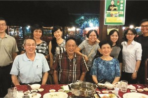 我們與胡志明市的華人朋友相聚（前排正中為陸進義先生）。