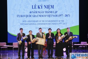 政府副總理范平明(右三) 向越南聯合國教科文組織 國家委員會頒發獎狀。（圖源：互聯網）