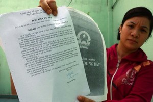 圖為娥姐向記者出示的拖延近10年之求助書。（圖源：德仲）