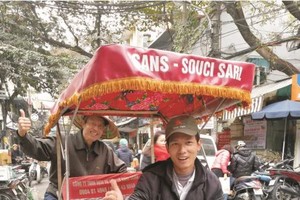 同事朱宏佑在河內行帆街當了一回“車夫”。