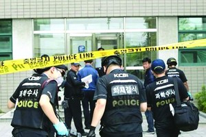 韓國警方人員走入爆炸現場。（圖源：互聯網）