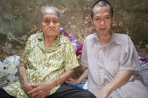 鍾婆婆腰骨受傷，兒子半身不遂。