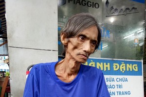 馬少雄肚子脹大，全身消瘦。