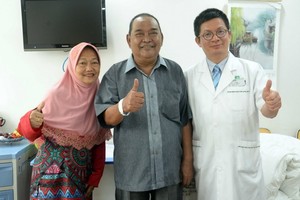 納西爾與聖丹福廣州現代腫瘤醫院醫護人員。