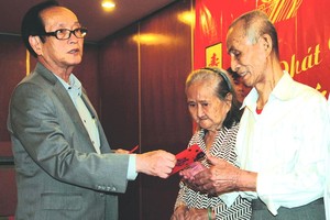 萬盛發集團代表張豐裕先生向華人政策家庭贈送禮物。