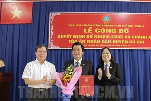 市人民法院院長翁氏春香(右)日在古芝縣人民法庭頒發武松林同志出任古芝縣人民法院院長《決定》。（圖源：市黨部新聞網）