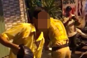 看見摩托車被扣留時，陳俊英便用安全帽攻打交警。（圖源：公安機關提供）