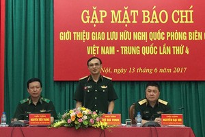 宣訓局副局長胡柏榮少將在新聞發佈會上發表講話。（圖源：互聯網）