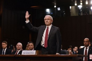 美司法部長塞申斯（前）在華盛頓國會山出席聽證會時宣誓。（圖源：Olivier Douliery/Abaca Press）