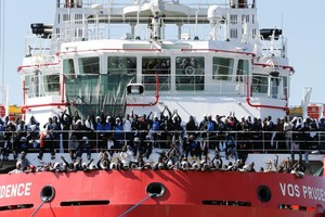 一艘載有約1500人的難民船經延誤兩日後終於在2017年5月28日駛入意大利那不勒斯港口。（圖源：路透社）