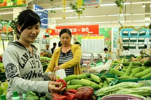 消費者在超市選購無公害果蔬。(資料圖：互聯網)