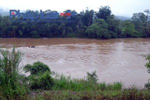 圖為父子倆在盧江上捕魚時翻船下沉，下落不明的事發地點。（圖源：越南法律Plus/Phàn Giào Họ）