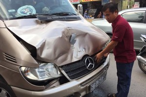 圖為事故中的一輛汽車受到嚴重損壞。（圖源：互聯網）