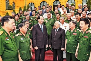 國家主席陳大光與代表交談。(圖源：顏創/越通社)