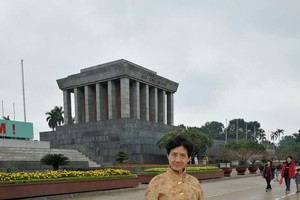 作者攝於胡伯伯陵前。