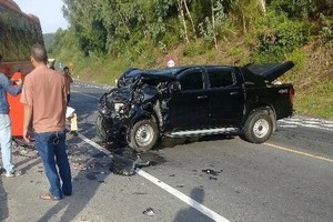 交通事故現場，小型汽車車頭被撞得面目全非。(圖源：互聯網)