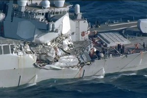 與貨船相撞後受嚴重損毀的“菲茨傑拉德”號驅逐艦。（圖源：互聯網）