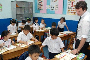 外籍英語教師在明道小學上英語課。（示意圖源：新盛）