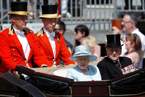 圖為英國女王夫婦觀看閱兵式。（圖源：互聯網）