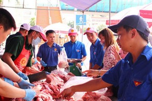 圖為“協助畜牧業-為消費者補價”豬肉平抑價格售賣點。（資料圖源：何清）