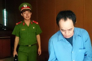 圖為被告侯文和（右）。（圖源：互聯網）