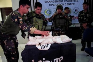 菲律賓軍方向媒體展示所查獲的冰毒和一面“伊斯蘭國”組織旗幟。（圖片來源：路透社）