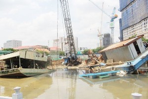 圖為兩艘沉沒駁船。（資料圖：阮燕）