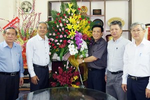 第五郡黨政領導祝賀本報百尺竿頭更進一步。