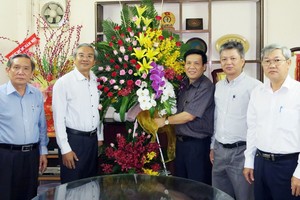 第五郡黨政領導祝賀本報百尺竿頭更進一步。