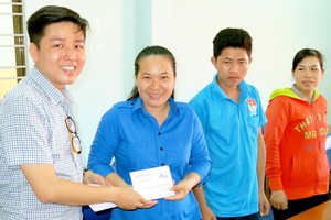 曾廣健（左）向芹耶縣青年贈送新年禮物。