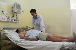 圖為熱帶病醫院D感染科醫生在給登革熱患者檢查病況。（圖源：友科）