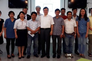 辦事處長官與新聞工作者合照。