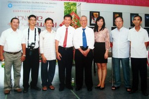 陳傑魯與兒女（左四、五、六）、華人文藝工作者合照。