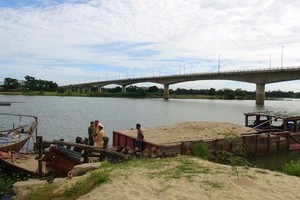 圖為被扣押的非法採沙土之貨船。（圖源：張虹）