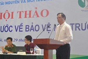 圖為資源環境部局長梁維亨(右)。（圖源：互聯網）