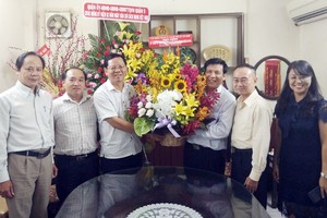 市委代表向本報贈送鮮花祝賀。