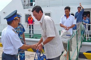 遇險的12名漁民獲救並安全上岸。（圖源：互聯網）