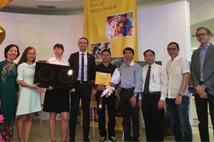 瑞典駐越南大使館政治與貿易處長古斯塔夫‧達赫林(左四)在頒獎儀式上與參賽作者合影留念。