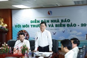 環境總局副總局長黃文識在記者論壇上公佈了有關中部海洋水質觀測及樣品分析結果。（圖源：互聯網）