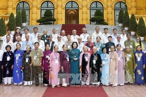 國家副主席鄧氏玉盛與永隆省有功者代表團合影留念。（圖源：越通社）