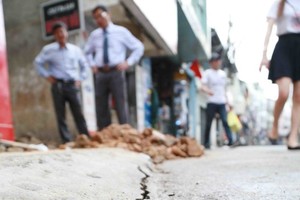 大勒市阮文追街上呈現一條長裂陷狀況。（圖源：年輕報）