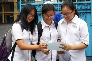 考獲國家級中文科優秀生的華人學生會考後交換意見。